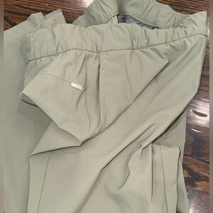 Vuori Women's Ankle Pants in Light Olive